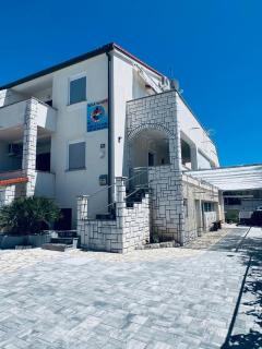 Sun n' Fun Apartments with Pool - Novalja - 3