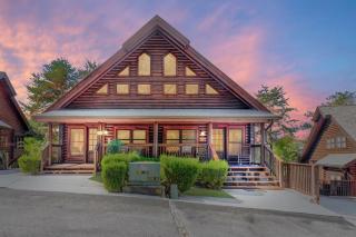 2 Miles from Dollywood Family Resort with Seasonal Outdoor Swimming Pool, Year around Heated Indoor Swimming Pool, Townhome Style Cabin, Private Hot Tub, Arcade, TV, Wifi, Kitchen with Refrigerator, Washer and Dryer - Pigeon Forge - 0