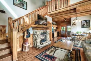 2 Miles from Dollywood Family Resort with Seasonal Outdoor Swimming Pool, Year around Heated Indoor Swimming Pool, Townhome Style Cabin, Private Hot Tub, Arcade, TV, Wifi, Kitchen with Refrigerator, Washer and Dryer - Pigeon Forge - 4