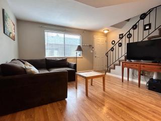 Luxe on Penn Family Friendly, Toddler amenities, baby proof with baby gate, toys, bath toys, cups and plates, Separate Workstation with Desk and Monitor, located in desirable SE Boise next to the Greenbelt and Boise River - Boise - 9