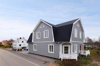 Guestly Homes - 4BR Charming Apartment - Piteå - 0