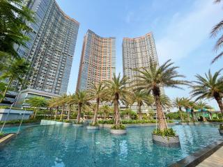 Gold Coast Sea View Apartments by Rentrooms - Jakarta - 3