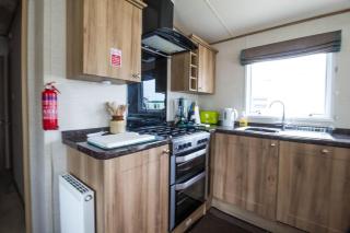 Beautiful Caravan With Free Wifi At Broadland Sands Holiday Park Ref 20292Bs - 4