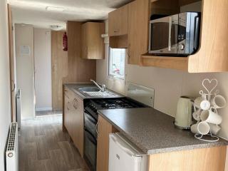 Lovely 8 Berth Caravan At Heacham Beach Park In Norfolk Ref 21029C - 5