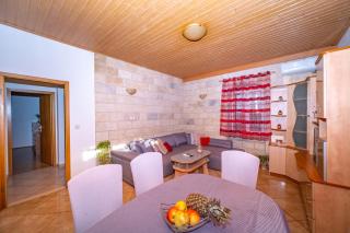Spacious apartment 50 m from the beach - Postira - 8