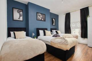 Sleek and Stylish Large Duplex in Central Leeds - 7