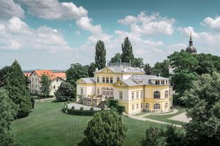 Zámek Dobřenice - - 9