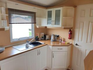 Lovely Caravan With Wifi Decking At Felixstowe Beach Holiday Park Ref 55005Sw - Walton - 8