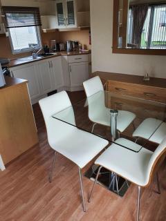 Lovely Caravan With Wifi Decking At Felixstowe Beach Holiday Park Ref 55005Sw - Walton - 7