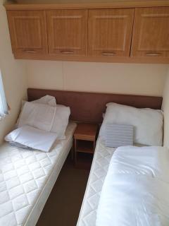 Lovely Caravan With Wifi & Decking At Felixstowe Beach Holiday Park Ref 55005Sw - 4