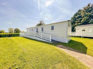 Beautiful 6 Berth Caravan With Decking In Norfolk Ref 89001Mv - Belton - 8