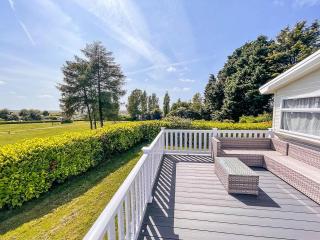Beautiful 6 Berth Caravan With Decking In Norfolk Ref 89001Mv - Belton - 7