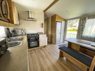 Beautiful 6 Berth Caravan With Decking In Norfolk Ref 89001Mv - Belton - 1