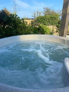 Delightful 3 bed cottage with hot tub & sea views. - Mynytho - 7