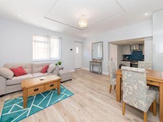 Brand-New Trendy 2BR in the Vibrant Town Centre - Pass the Keys - 9
