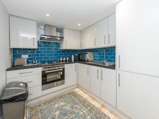 Brand-New Trendy 2BR in the Vibrant Town Centre - Pass the Keys - 4