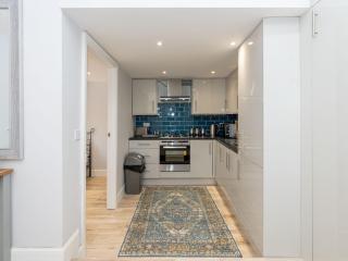 Pass the Keys Brand-New Trendy 2BR in the Vibrant Town Centre - 3
