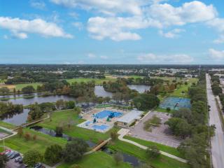 Park & Pool Across the Street and 9 Mins to Beach - St Petersburg - 6