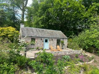 Charming stone Bothy at Loch Lomond - 8