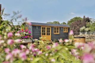 FLORA Luxury Retreat, Private Garden, Views & Hot Tub - 8