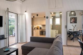 Kournas-Sleeps8-Parking-Garden-Pool-PetFriendly - 8