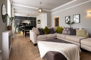 Stylish Central Apartment with Parking & Lift - 0
