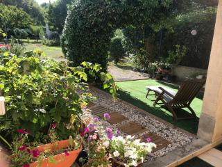 chambre et salle de bain privé s'ouvrant sur terrasse, jardin et cuisine d'été - Quillan - 7