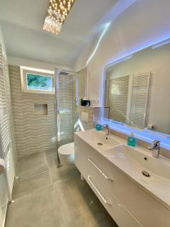 VILLA LOVRAN - 150 m to the beach - infinity pool - incredible sea view - fitness gym - 1