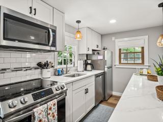 Cape Cod Cottage, near Beach, Hot Tub, AC, Dog Friendly - Yarmouth - 6