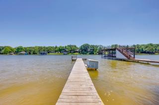 Dock, Deck and Kayaks Home on Cedar Creek Reservoir - Mabank - 9