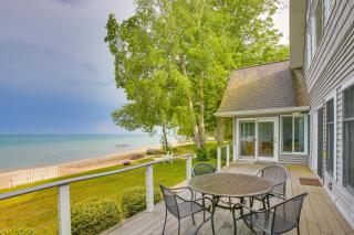 Getaway on Crystal Clear Lake Main and Guest House! - Northport - 0