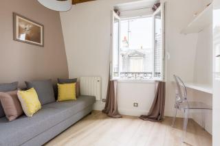 Sublime appartement refait à neuf en dernier étage baigné de lumière avec une très belle hauteur sous plafond 2 chambres en plein centre de Paris - 3