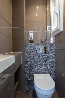 Sublime appartement refait à neuf en dernier étage baigné de lumière avec une très belle hauteur sous plafond 2 chambres en plein centre de Paris - 4