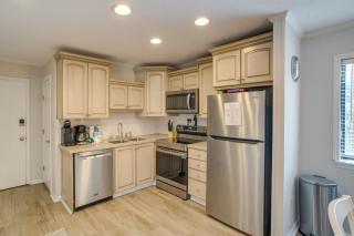 Walk to Beach Condo with Balcony in Hilton Head - 3