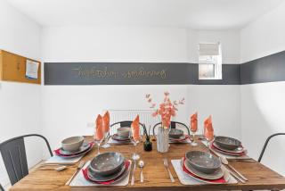 Large Stylish Home - Close to The City - Garden - 3