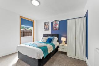 Large Stylish Home - Close to The City - Garden - 6