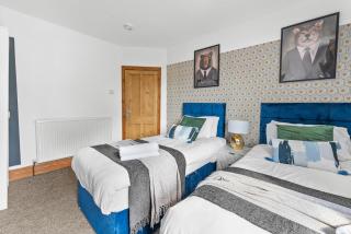 Large Stylish Home - Close to The City - Garden - 2