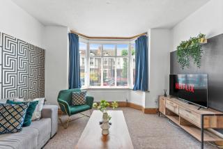 Large Stylish Home - Close to The City - Garden - 0