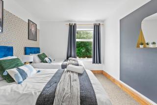 Large Stylish Home - Close to The City - Garden - 7