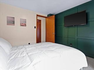 Convenient 5 bedroomMetro Milwaukee Brewers! - 9