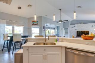 Private Pool and Canal Views Home in Cape Coral - Cape Coral - 3
