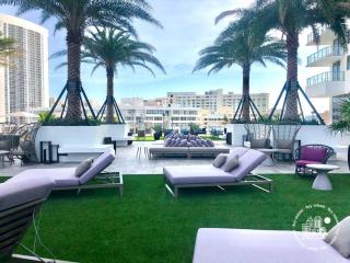Luxurious 2b 2b with an Amazing View - Daily resort fee and parking not included - - Hollywood - 1