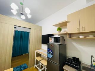 Taguig 1 bedroom with Balcony Netflix Near Bgc Mc kinley - Manila - 0