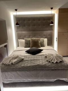 LIVING IN A CAVE UNDER ACROPOLIS - Atene - 9