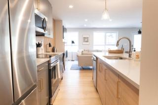 New 'Forest Floor' 3BR 2BR Private Ground Level, 3 min drive to Town Center - 1