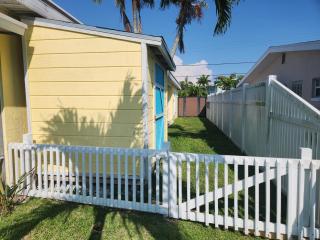 Waterfront Boat Lift Bungalow - St Pete Beach - 4