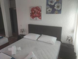 PELEKAN rooms and apartments Athina 33 - Pefkochori - 0