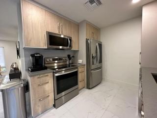 The Sun House - 3 Bed, 2 Bath, Private Pool, Fire Pit, Huge Backyard - Fort Lauderdale - 3