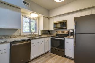 half Mi to Maryland Beach Family Condo with Balcony - Ocean City - 9