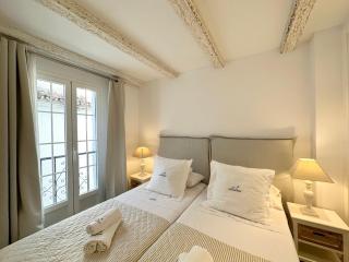 Old Town Modern Flat, 4 Minutes From Beach - EaW Homes - 5